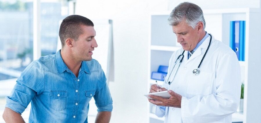 der Arzt empfiehlt dem Patienten ein Prostatitisgerät
